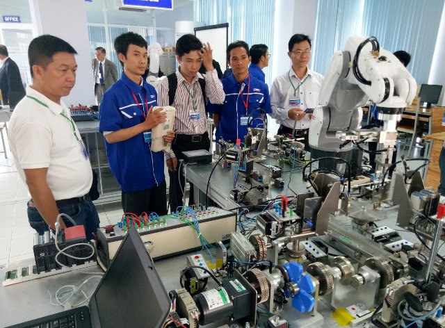 0e5171d08cce54fb5481842a184d5d5b robot tu dong hoa 2