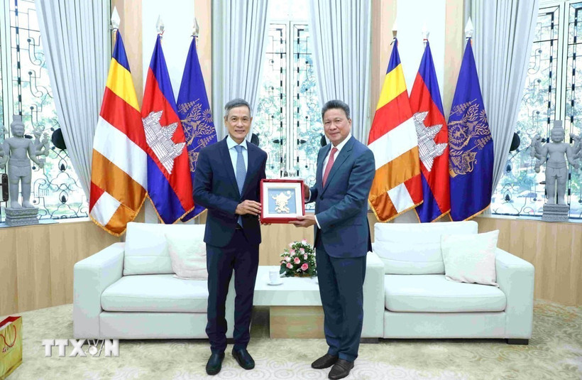 dai su viet nam nguyen minh vu lam viec voi pho thu tuong campuchia 2